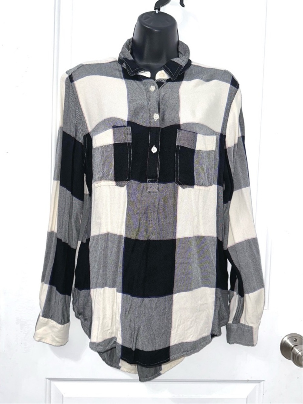 Universal Thread black and white plaid long sleeve shirt, size medium